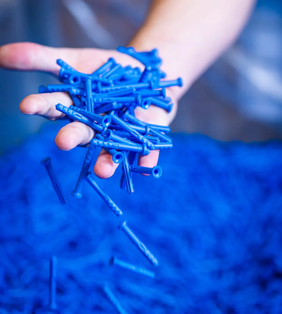 Eine Hand zeigt Nageldübel