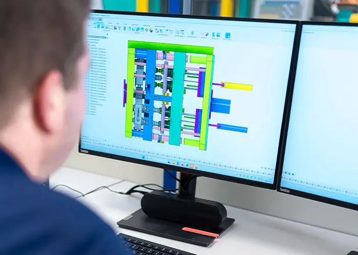 Mitarbeiter sieht auf ein Bildschirm